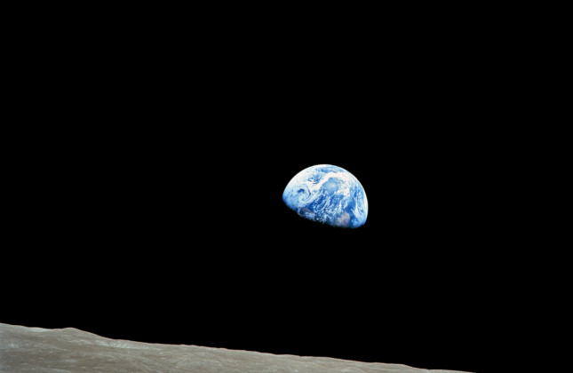 Earthrise (aardopkomst) is een foto van de aarde, gemaakt in 1968 door astronaut William Anders tijdens de Apollo 8-missie . Credit: NASA/Bill Anders 