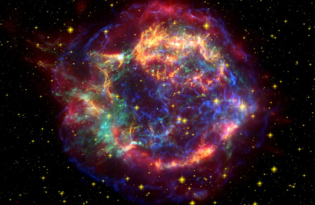 Ingekleurde afbeelding van Cassiopeia A gebaseerd op gegevens van de ruimtetelescopen Hubble, Spitzer en Chandra. (c) NASA/JPL-Caltech [via Wikimedia]