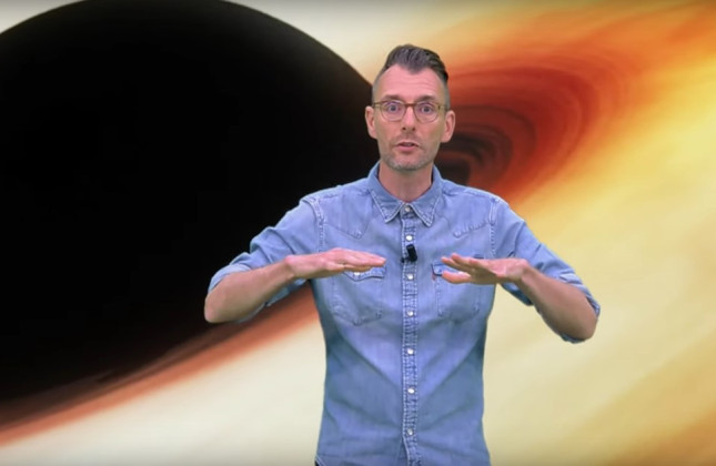 Marc Klein Wolt in a video lecture on how to take a picture of a black hole. Photo: screen capture YouTube channel Universiteit van Nederland.