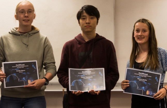 Van links naar rechts: Benthe Sturre (eerste prijs), Yutaro Yamamoto (tweede prijs), Manon Jacobs (derde prijs). (c) RUG)