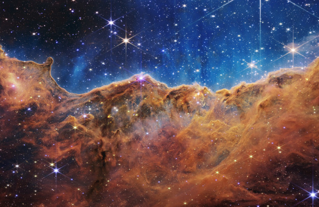 Een deel van de Carinanevel, een van de grootste nevels aan de zuidelijke hemel, die diverse open sterrenhopen bevat. (c) JWST