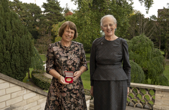Ewine van Dishoeck met de Deense koningin Margrethe. Credit: Lars Svankjaer