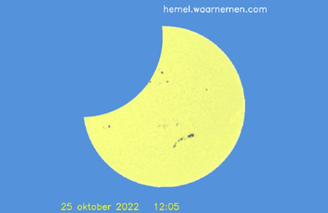Op 25 oktober lijkt het alsof de maan een hap uit de zon neemt. (c) hemel.waarnemen.com