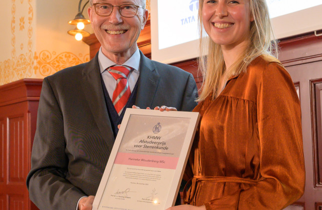Hanneke Woudenberg ontvangt de KHMW-afstudeerprijs 2022. Credit: Stephanie Driessen