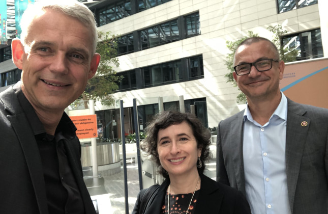 Heino Falcke, Sera Markoff en Rob Fender bij het ERC-hoofdkwartier in Brussel, België. Credit: Heino Falcke (2022)