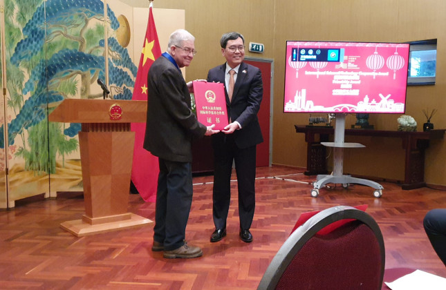 Richard Strom ontvangt de prijs uit handen van de Chinese ambassadeur Tan Jian. (c) Richard Strom