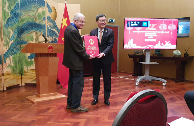 Richard Strom receiving the award from Chinese Ambassador Tan Jian (c) Richard Strom