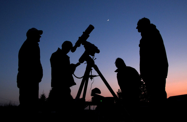 Bezoekers tijdens de Landelijke Sterrenkijkdagen turen met telescopen naar hemelobjecten. (c) Jan Koeman, Volkssterrenwacht Philippus Lansbergen