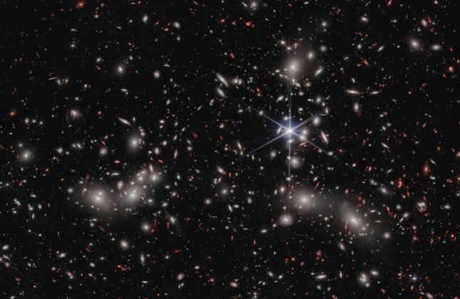 Webb-opname van Pandora’s Cluster met naar schatting 50.000 bronnen van nabij-infrarood licht. Credits: science: NASA, ESA, CSA, Ivo Labbe (Swinburne), Rachel Bezanson (University of Pittsburgh); image processing: Alyssa Pagan (STScI) 