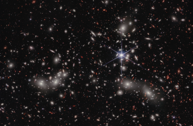 Webb-opname van Pandora’s Cluster met naar schatting 50.000 bronnen van nabij-infrarood licht. Credits: science: NASA, ESA, CSA, Ivo Labbe (Swinburne), Rachel Bezanson (University of Pittsburgh); image processing: Alyssa Pagan (STScI)