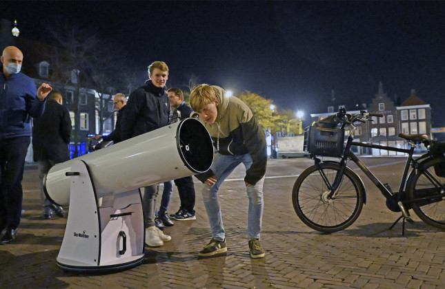 Bezoekers tijdens de Landelijke Sterrenkijkdagen turen met telescopen naar hemelobjecten. (c) Jan Koeman, Volkssterrenwacht Philippus Lansbergen