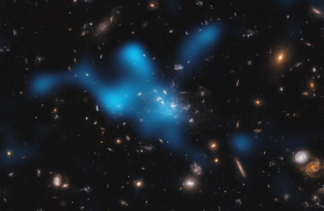Het Spinnenwebstelsel met in blauw heet gas. (c) ESO/Di Mascolo et al.; HST: H. Ford