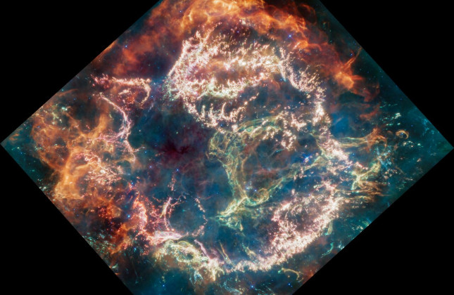 Supernovarest Cassiopeia A gezien door de infrarood-ogen van de James Webb-ruimtetelescoop. (c) NASA, ESA, CSA, D. Milisavljevic (Purdue University), T. Temim (Princeton University), I. De Looze (UGent), J. DePasquale (STScI)