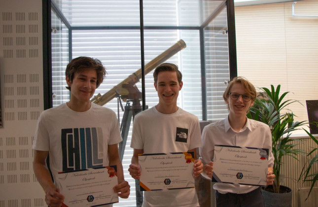 Van links naar rechts: Dave Kroos (derde), Stan de Haas (eerste), Dorus van den Broek (tweede). (c) Anton Pannekoek Instituut voor Sterrenkunde/Universiteit van Amsterdam