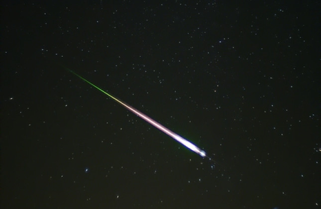 De foto is een opname van een zeer heldere meteoor tijdens de meteorenzwerm Leoniden in november 2009. (c) Ed Sweeney, Santa Cruz, USA (gebruiker Navicore op Wikimedia, CC-BY-3.0) 