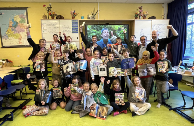 De winnende klas op de foto met Freek Vonk en Peter Barthel. (c) Brederoschool