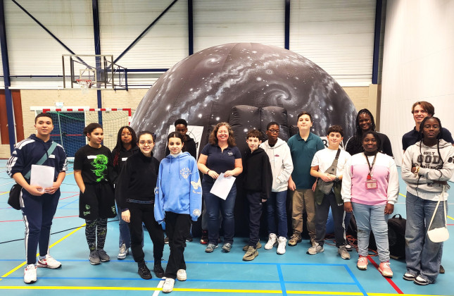 Alumni van Stichting IMC Weekendschool waren de eerste bezoekers van het nieuwe mobiele planetarium. (c) SRON/Frans Stravers