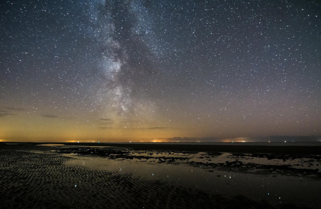 De Melkweg boven de Waddenzee, een van de nog donkere plekken in Nederland. (c) RUG