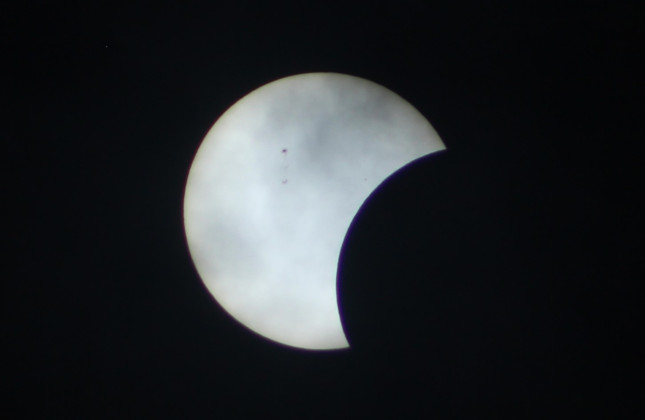 Een gedeeltelijke zonsverduistering. Credit: Wibu lu via CC BY-SA 4.0