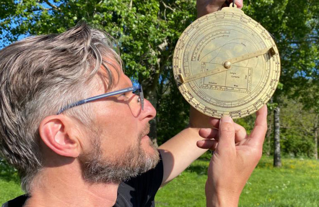 Hendrik Hollander met een astrolabium. (c) Hendrik Hollander