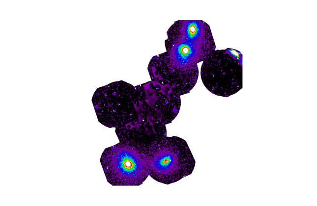 Het warme intergalactische medium bevindt zich in het midden tussen felle stippen. Samengesteld beeld gebaseerd op röntgengegevens van de ruimtetelescopen JAXA Suzaku en ESA XMM-Newton.(c) Migkas et al.