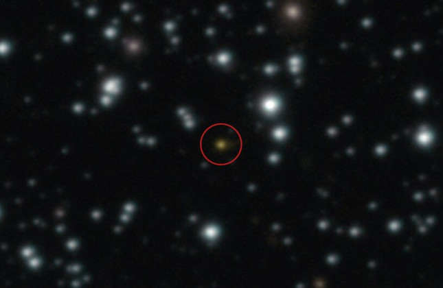 De oranje stip in het midden, GRB 250702B, een ongewoon langdurige en zich herhalende gammaflits. Credit: ESO/A. Levan, A. Martin-Carrillo et al. 