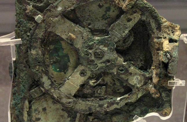 Een deel van het Antikythera-mechanisme zoals het werd opgedoken uit een scheepswrak. Credit: Wikimedia commons, Marsyas via CC BY-SA 3.0