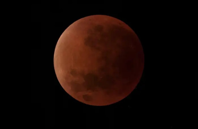 Volledige maansverduistering: speciale sterrenkijkavond UvA/API Amsterdam