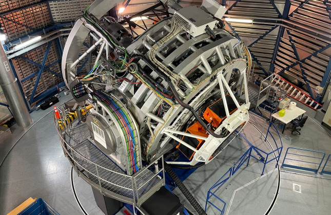 De VISTA-telescoop (Visible and Infrared Survey Telescope for Astronomy) in Chili. Aan de achterkant van de telescoop (rechts) is het 4MOST-instrument geïnstalleerd. (c) AIP/A. Saviauk