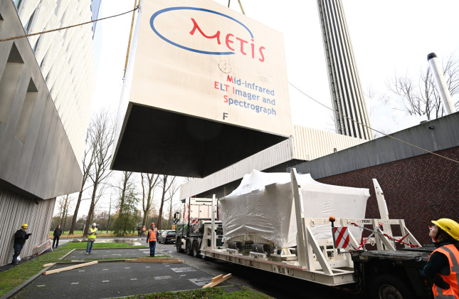 Aankomst van de container waarin de METIS-cryostaat is vervoerd van Zwitserland naar Leiden. Credit: Fred Kamphues