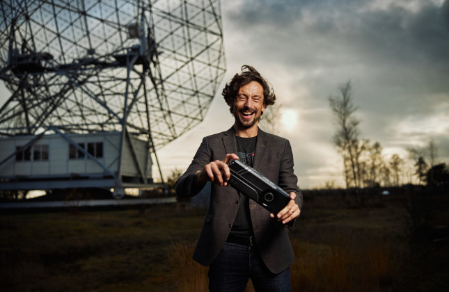 Joeri van Leeuwen toont een AI-chip. (c) ASTRON