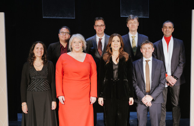 De winnaars van de Into Change and Into Innovation Award met Hare Majesteit Koningin Mary en minister Christina Egelund. Andrew Levan staat links op de achterste rij. Beeld: Malthe Ivarsson