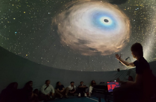 In het mobiel planetarium van NOVA.
