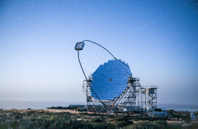 Het prototype van de Large-Sized Telescope (LST-1) op La Palma. (c) CTAO/Tomohiro Inada via CC BY-NC-ND 2.0