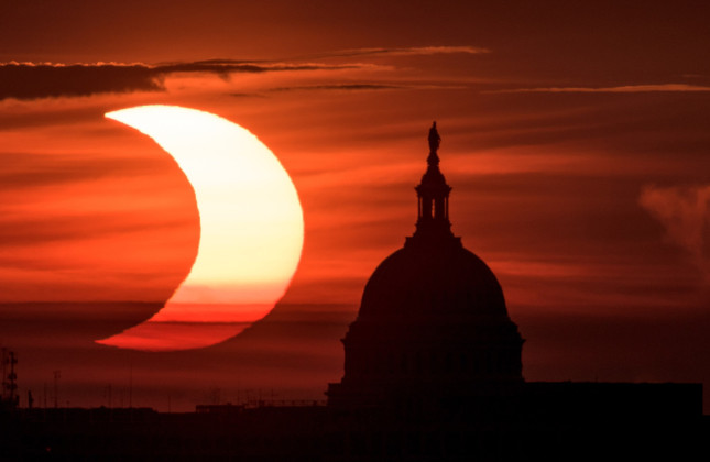 Gedeeltelijke zonsverduistering in 2021 in de Verenigde Staten. (c) NASA/Bill Ingalls