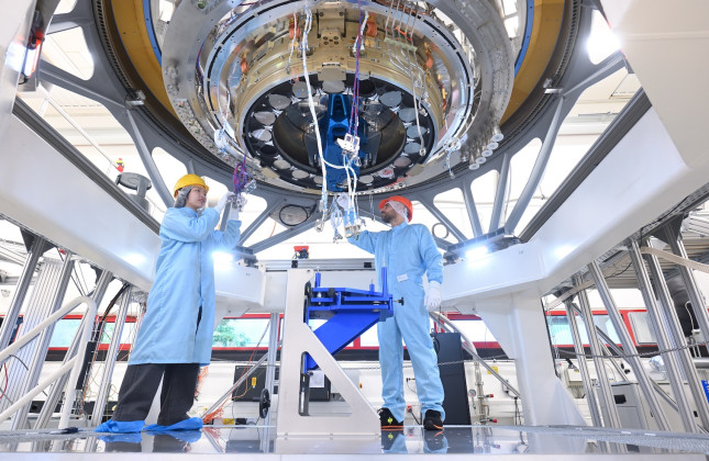 Het filterwiel-mechanisme van NOVA wordt geïntegreerd in de cryostaat bij MPE in Garching. Credit: MPE/NOVA/F. Kamphues