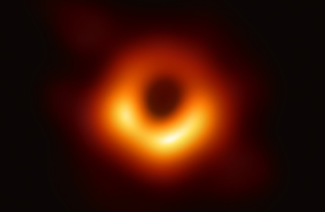 Het zwarte gat in het centrum van sterrenstelsel M87 dat in 2019 in beeld werd gebracht door radiotelescopen op aarde. (c) ESO