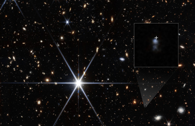 Ruimtetelescoop James Webb kon het sterrenstelsel detecteren waarin de snelle radioflits FRB 20240304B plaatsvond (die locatie is aangegeven met het witte kruis). (c) NASA/ESA/CSA/STScI/Themiya Nanayakkara (USYD)