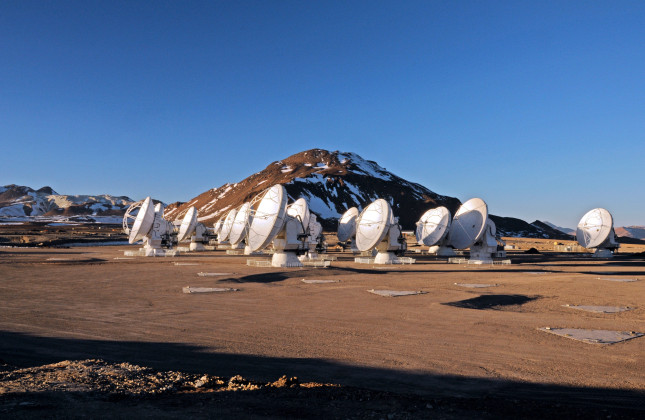 Nienke van der Marel speurt onder andere met de ALMA-antennes naar de bouwstenen van het heelal. (c) ALMA/W. Garnier