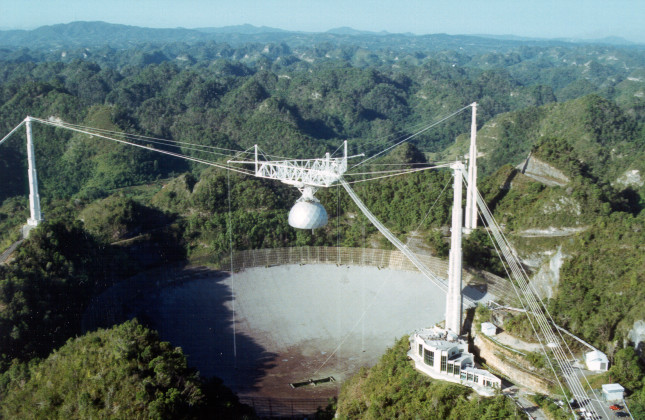 Arecibo vanuit de lucht. (c) NAIC