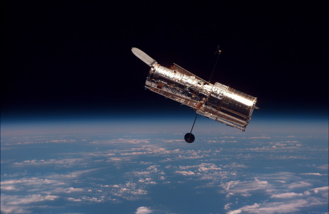 Hubble Space Telescope in baan om aarde. (c) NASA
