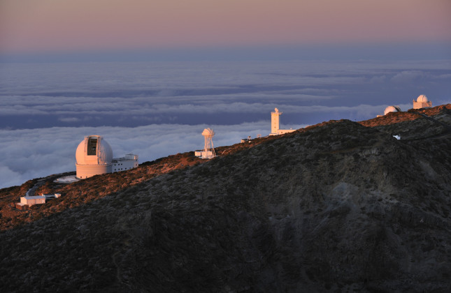 Overzichtsfoto van de telescopen op La Palma. (c) Max Alexander
