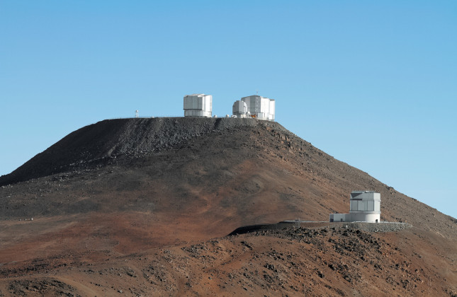 VISTA (rechtsvoor) en VST (midden tussen de grote VLT's). (c) Jean-Marc Lecleire/PNA/ESO