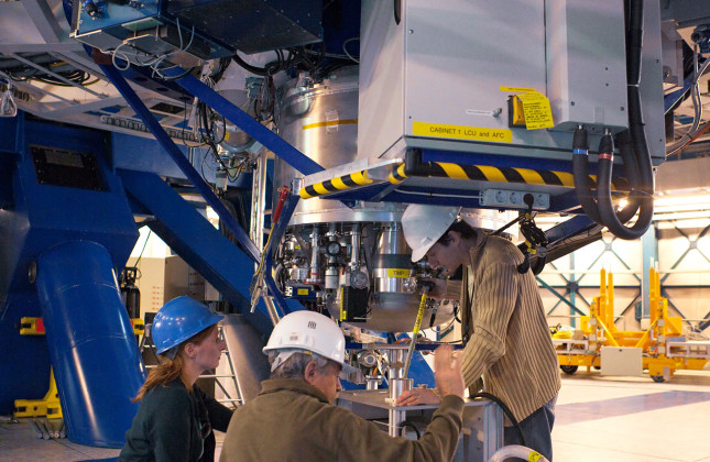 Sterrenkundigen leggen de laatste hand aan X-shooter. (c) ESO