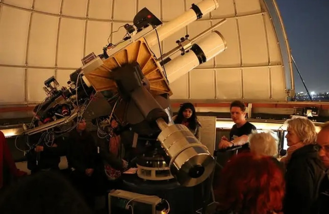 Sterrenkijken in de koepels van de Universiteit van Amsterdam. (c) Anton Pannekoek Instituut voor Astronomie