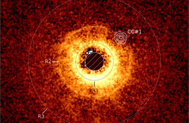 Opname van de schijf rond de ster TWA 7, vastgelegd met de Europese Very Large Telescope. De Webb-opname is hier overheen gelegd. De lege plek in de R2-ring (CC #1) is goed te zien. © A.-M. Lagrange et al./ ESO/ JWST