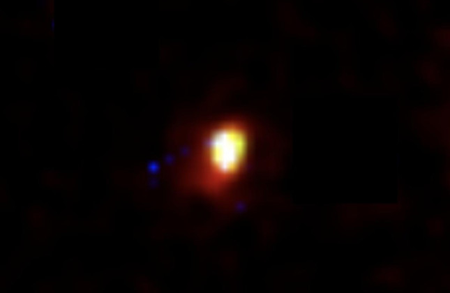 Kleurenfoto van kandidaat-recordhouder CEERS-93316. De opname, gemaakt met de Webb-ruimtetelescoop, toont het sterrenstelsel zoals het er ongeveer 235 miljoen jaar na de oerknal uitzag. © Sophie Jewell/Clara Pollock