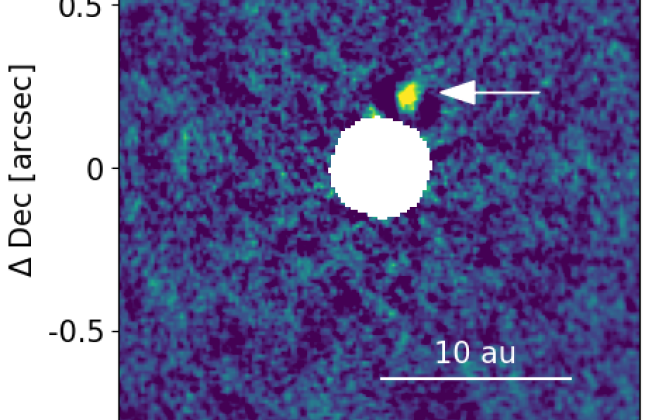 Opname door de Keck-telescoop van de rode dwerg J1446 en een puntvormige bron nabij de centrale ster. De witte pijl geeft de locatie aan van de bruine dwerg J1446B.  © Taichi Uyama (Astrobiology Center/CSUN) / W.M. Keck Observatory)