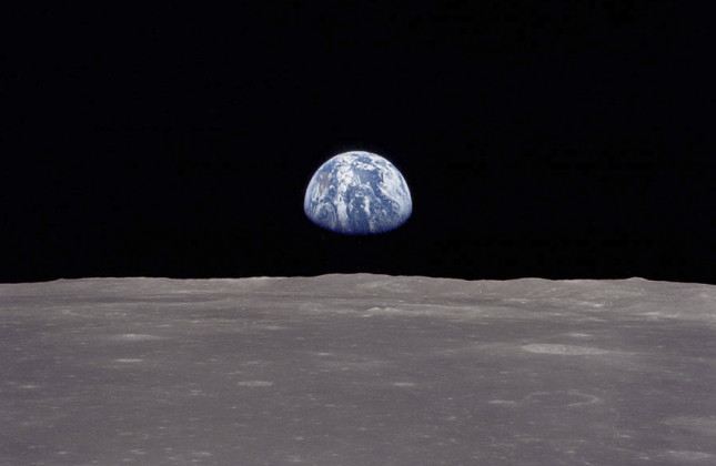 Aarde-opkomst boven de maan, gefotografeerd door de bemanning van de Apollo 11.  © NASA/Apollo 11