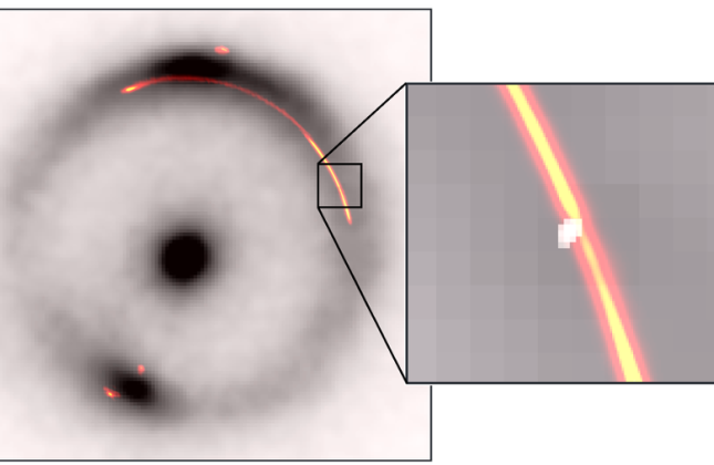 Samengesteld beeld van de infraroodemissie (zwart-wit) en de radio-emissie (kleur) van een donker object op tien miljard lichtjaar van de aarde (in de opening van de heldere boog rechts). © Keck/EVN/GBT/VLBA